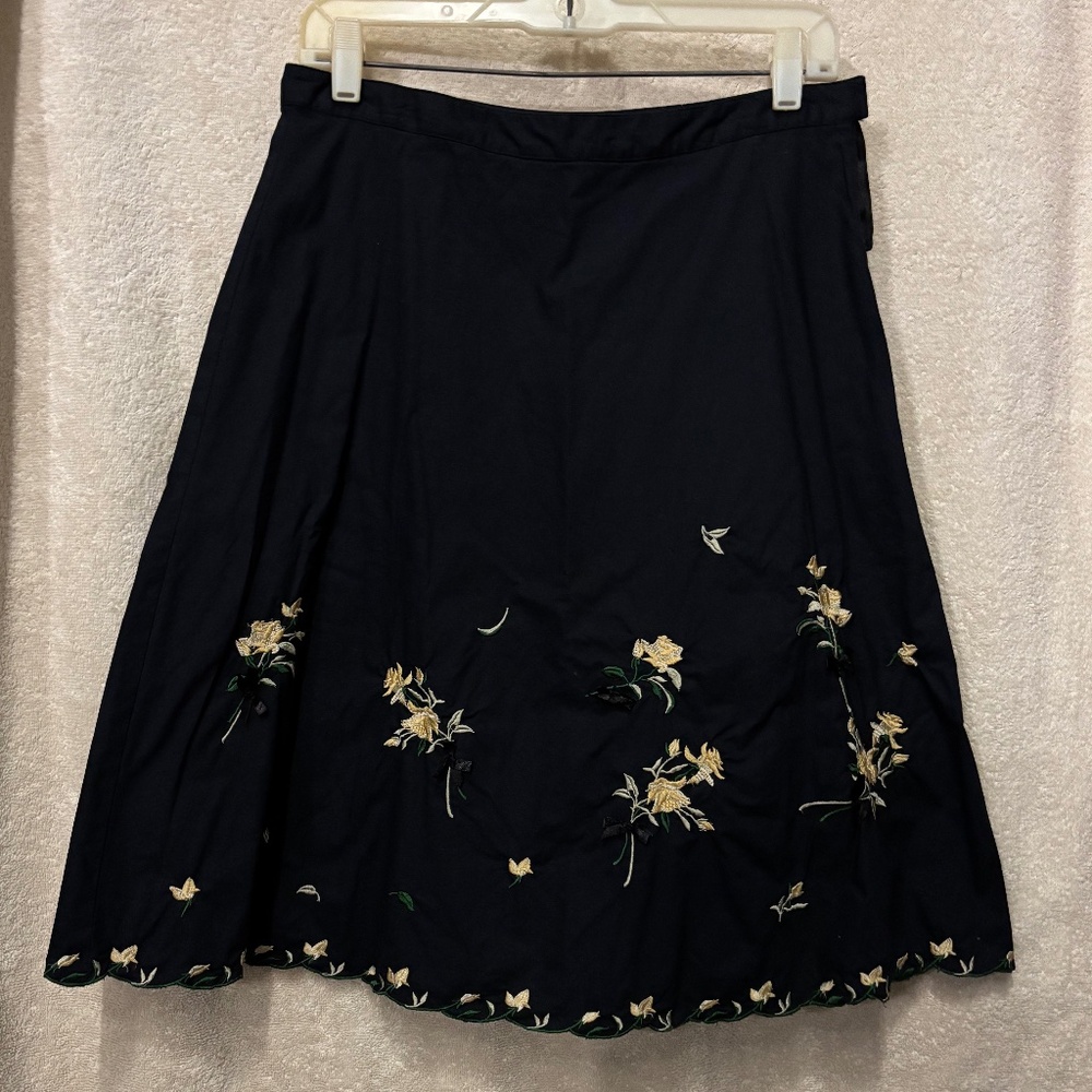 EUC Persaman New York Women's skirt size 6 black, floral embroidery and ribbon.